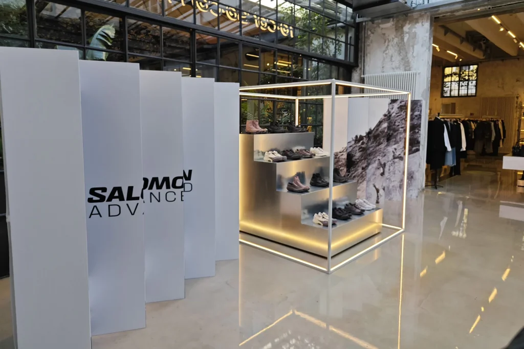 Pannelli verticali con il logo Salomon Advanced e l'espositore illuminato