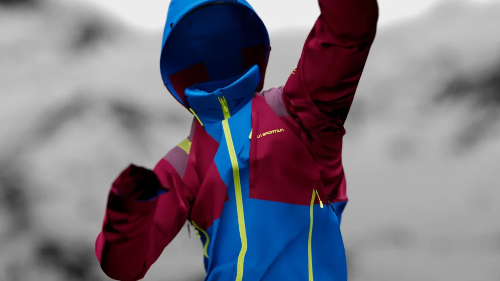 Giacca Supercouloir GTX Pro indossata, vista frontale con il cappuccio