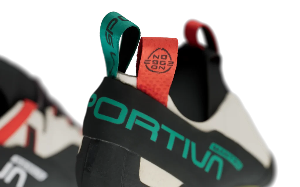 Dettaglio della linguetta posteriore con il logo La Sportiva su una scarpetta No Edge