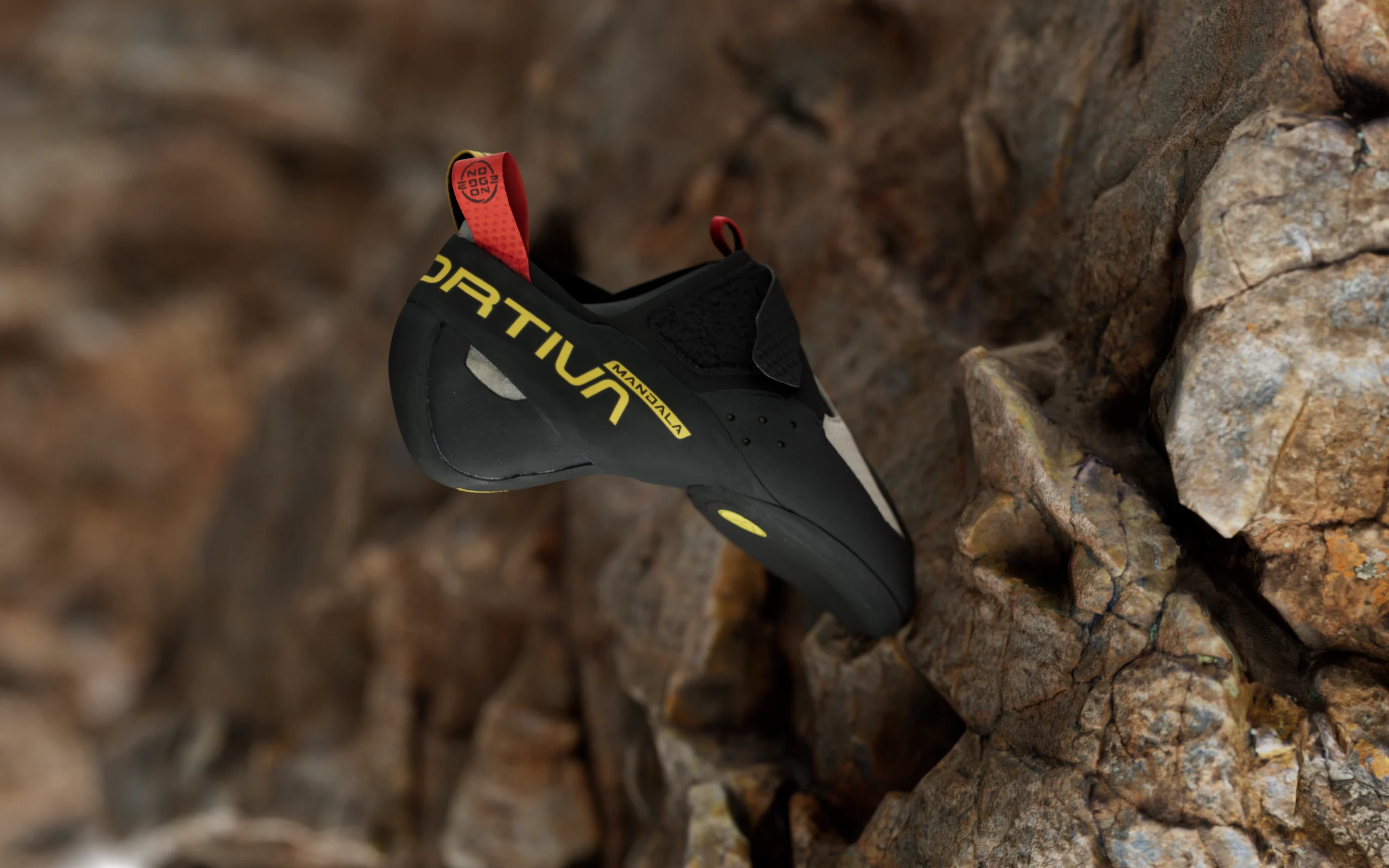 Scarpetta da arrampicata La Sportiva No Edge appoggiata su una presa di roccia