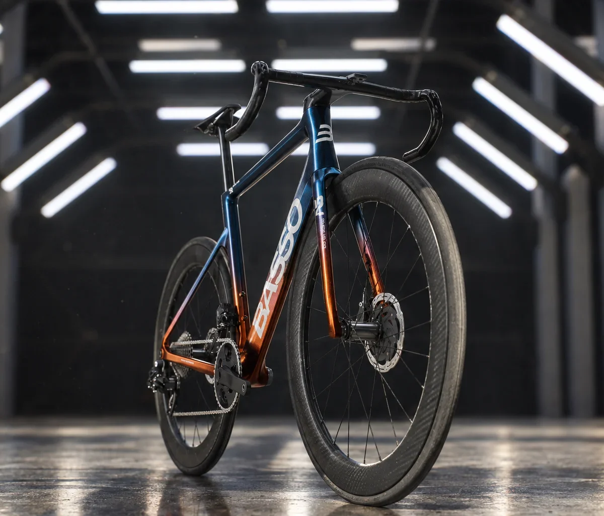 Bici da corsa Basso SV nella livrea blu e arancio dentro un capannone industriale