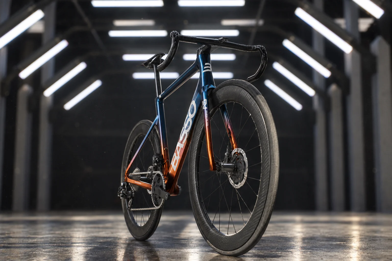 Bici da corsa Basso SV nella livrea blu e arancio dentro un capannone industriale
