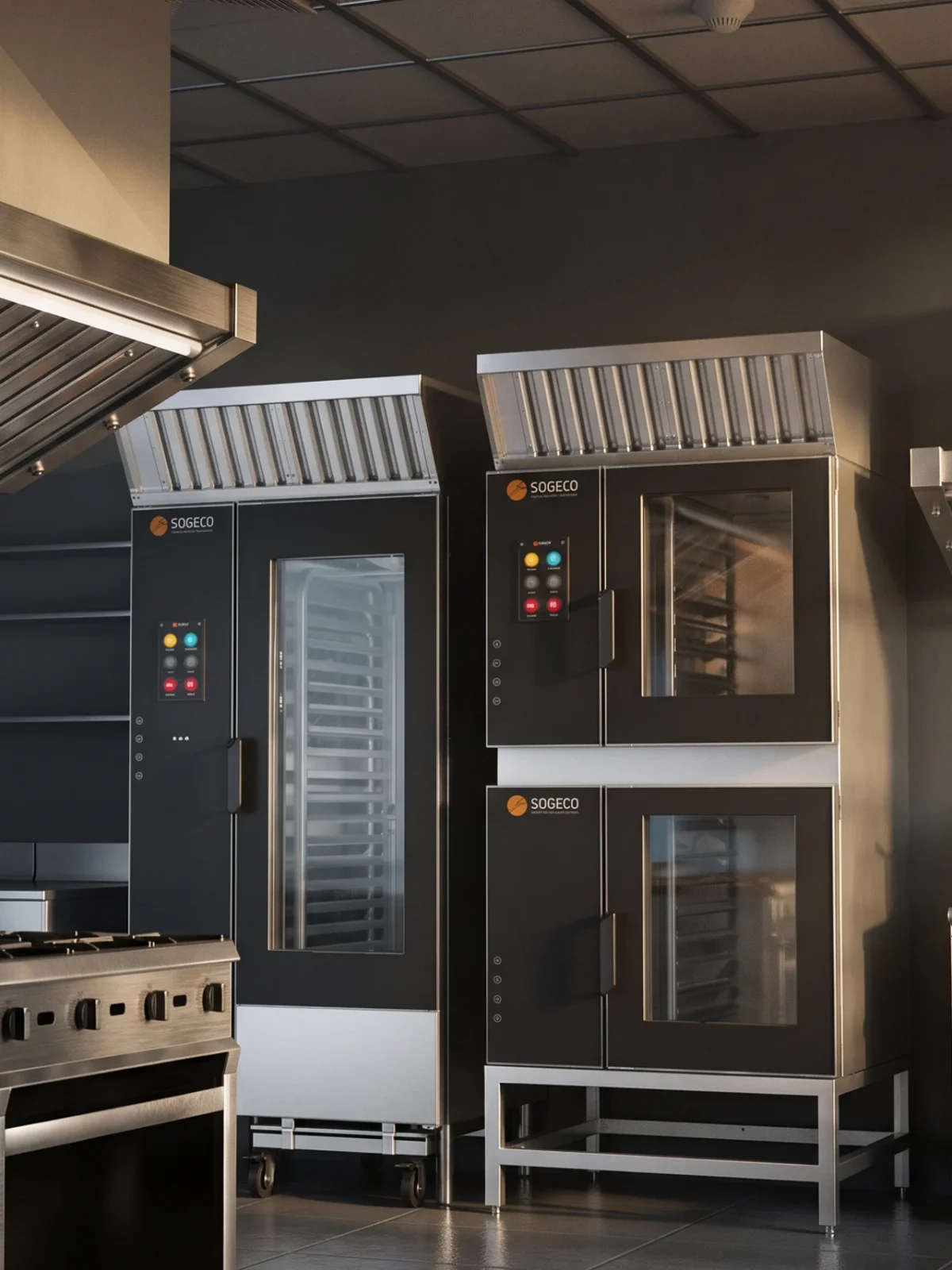Cucina professionale in acciaio con i forni Gierre Sogeco sotto la cappa di aspirazione