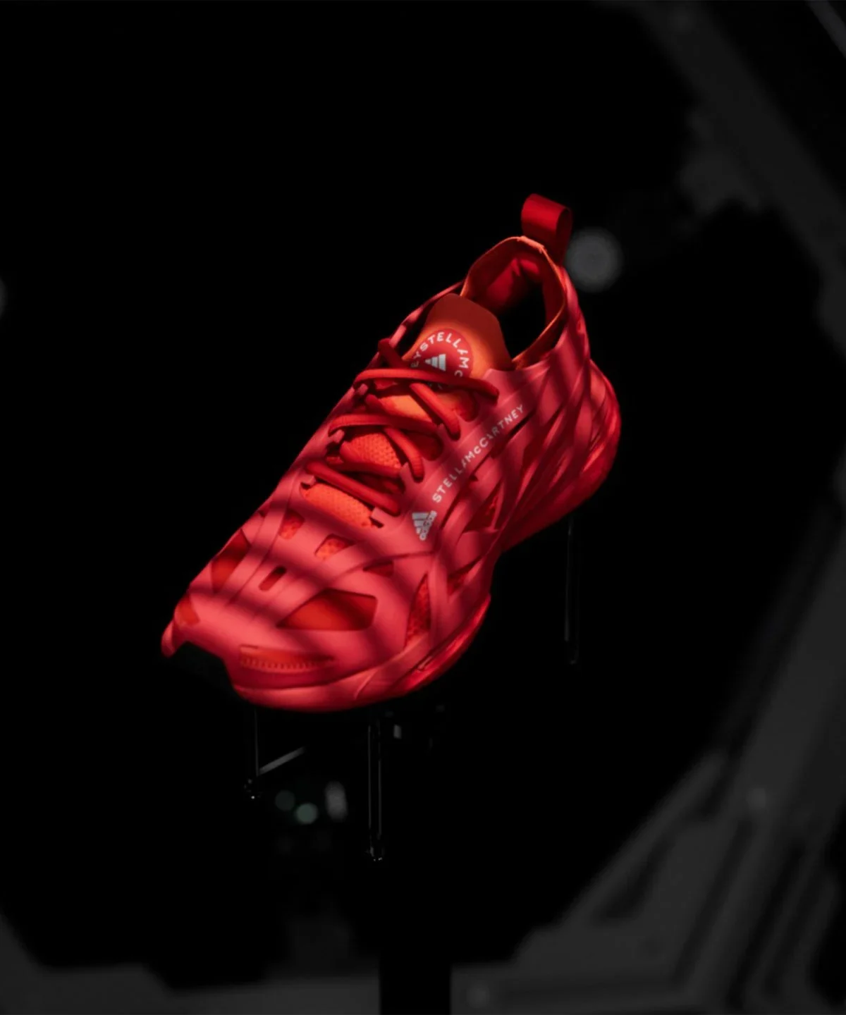 Scarpa da running rossa scansionata dentro lo scanner 3D Covision D-Twin 2