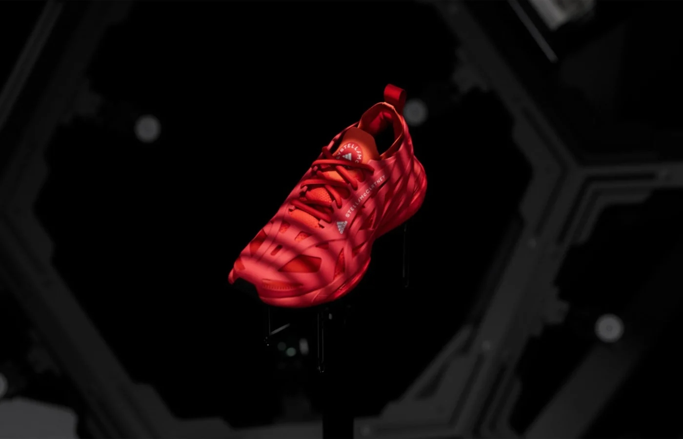 Scarpa da running rossa scansionata dentro lo scanner 3D Covision D-Twin 2