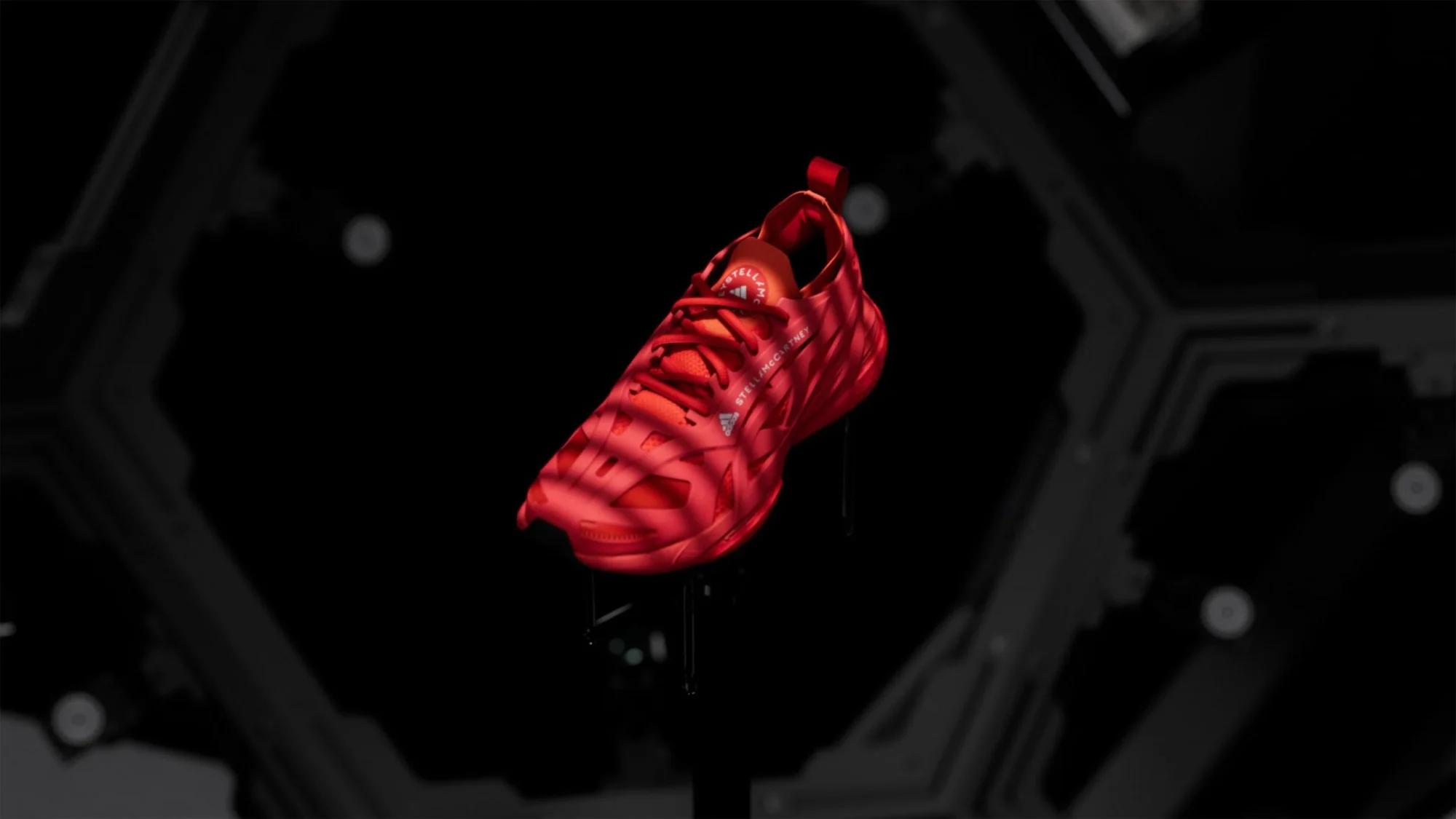 Scarpa da running rossa scansionata dentro lo scanner 3D Covision D-Twin 2