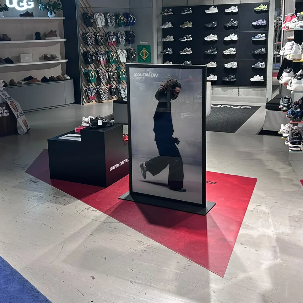 Totem con l'immagine di campagna XT-EVO nel punto vendita
