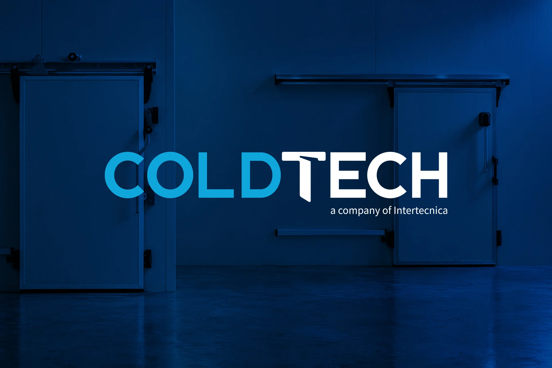 Il nuovo logo Coldtech sopra una parete di porte per celle frigorifere