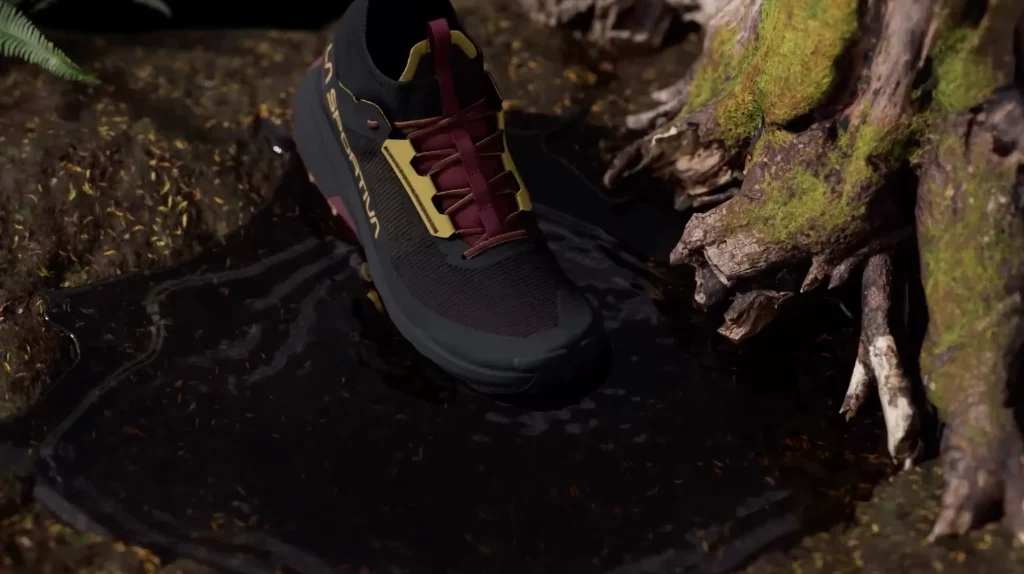 La Prodigio Hike dentro una pozza d’acqua nel sottobosco